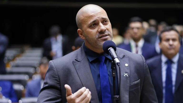 Preso no RJ, Daniel Silveira pede progressão de pena ao regime aberto