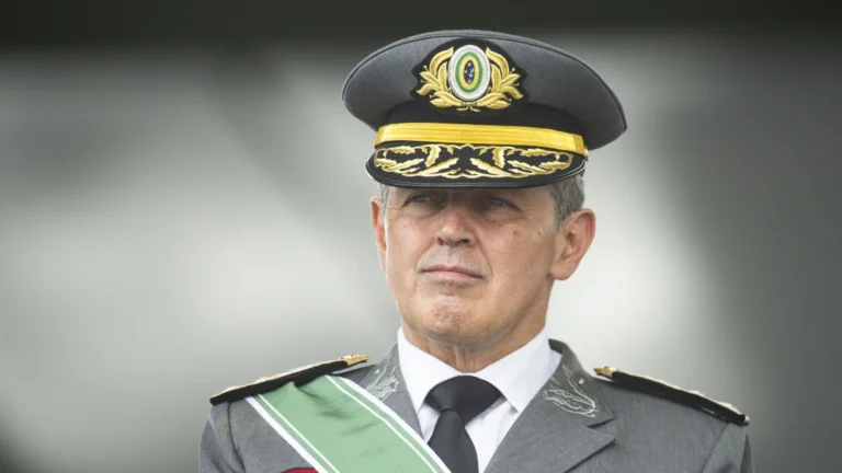 Generais da reserva cobram que comandante do Exército defenda réus