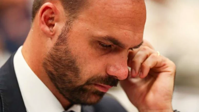 Motta barra Eduardo Bolsonaro como líder da Minoria e abre espaço para cassação por faltas