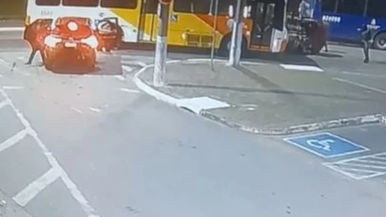 Vídeo: ex-delegado foi morto com tiro de fuzil no litoral; carro capotou