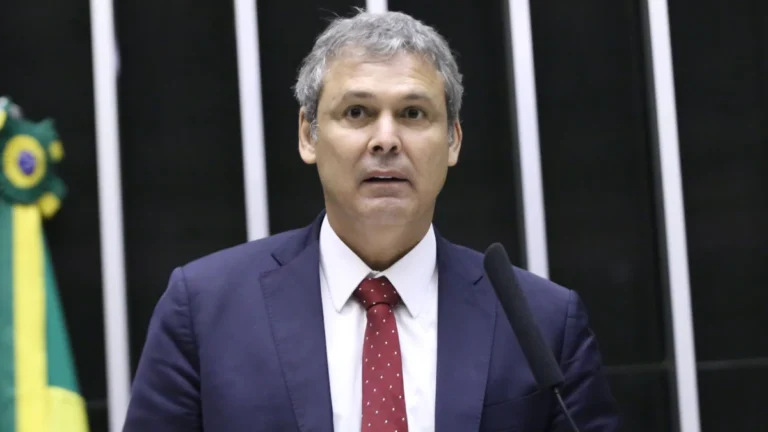 Lindbergh: Votação da anistia evidencia rendição ao bolsonarismo
