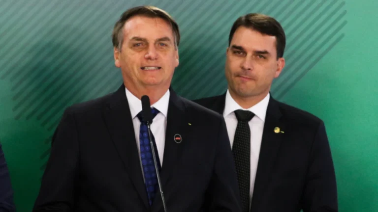 Flávio diz que câncer de Bolsonaro é resultado de “perseguição incessante”