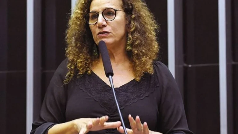 Julgamento de Bolsonaro é “lição para o mundo”, afirma Jandira Feghali
