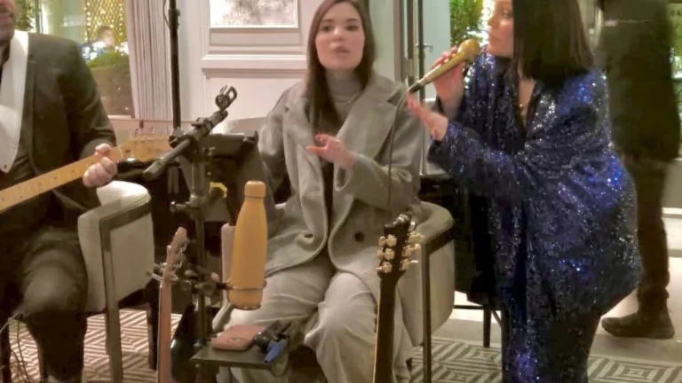 Jessie J dá canja surpresa em hotel de luxo após show no The Town