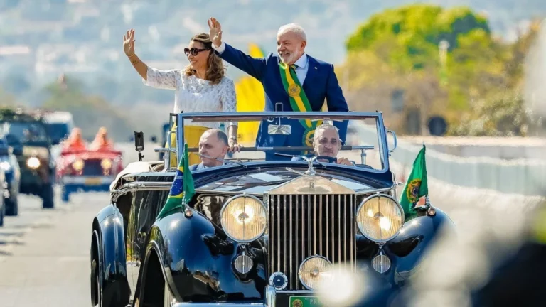 7 de Setembro: Lula quebra protocolo e cumprimenta população em desfile