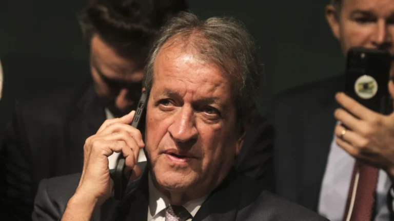 Presidente do PL prepara gesto a Eduardo Bolsonaro para selar paz