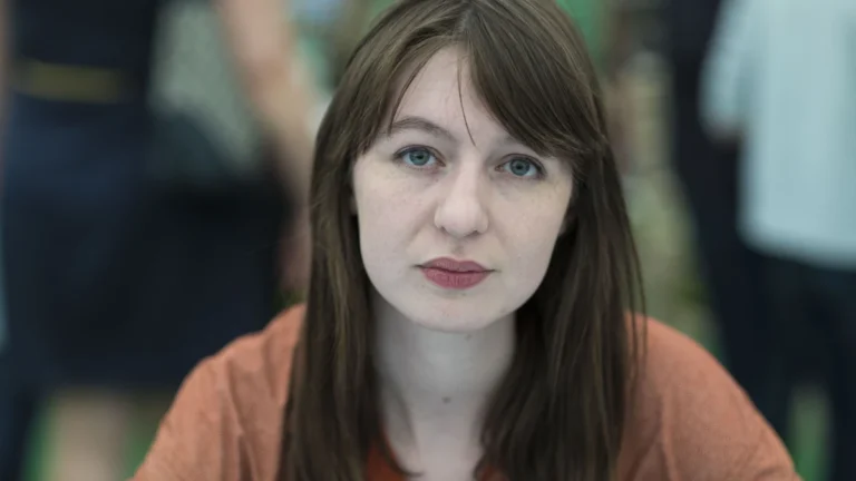 Sally Rooney deixa de receber prêmio em Londres por medo de ser presa