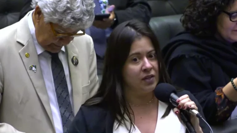 Sâmia Bomfim bate boca com Bia Kicis ao citar condenação de Bolsonaro; veja