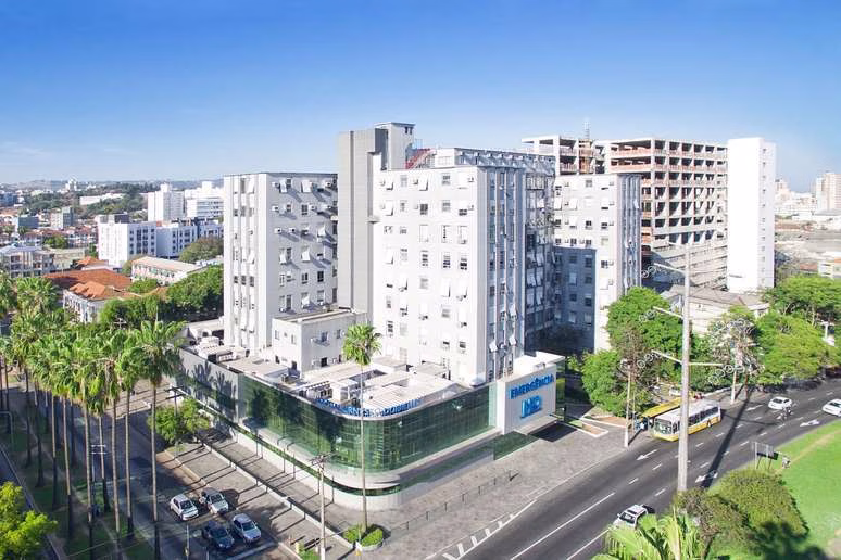 Técnicos de enfermagem são presos em Porto Alegre suspeitos de abusar de paciente hospitalizada