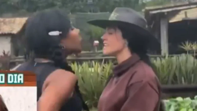 A Fazenda 17: Carol cospe no rosto de Rayanne durante trato dos animais; veja o vídeo