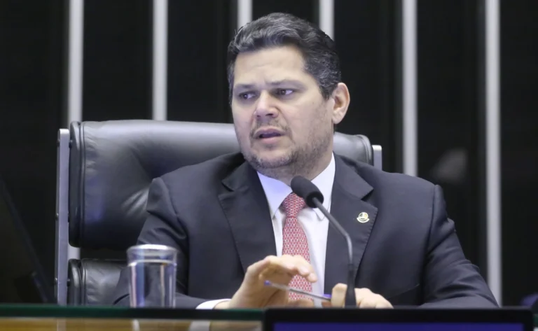 Alcolumbre sinaliza intenção de votar a isenção do IR na próxima semana