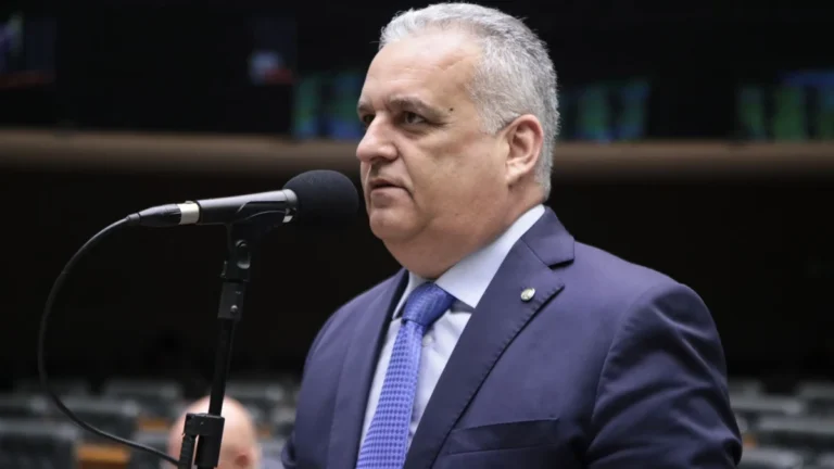 Moraes autoriza visita de relator da CPMI do INSS a Bolsonaro