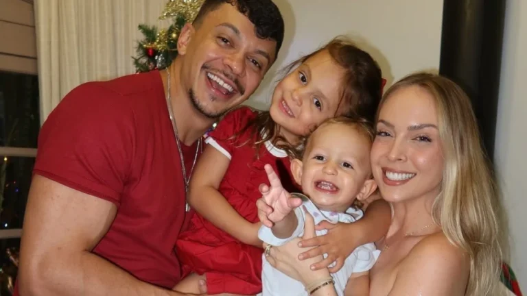 Tata Estaniecki posa ao lado dos filhos após término com Cocielo