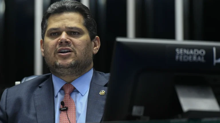 Marco importante de processo que continua, diz Alcolumbre sobre Lula-Trump