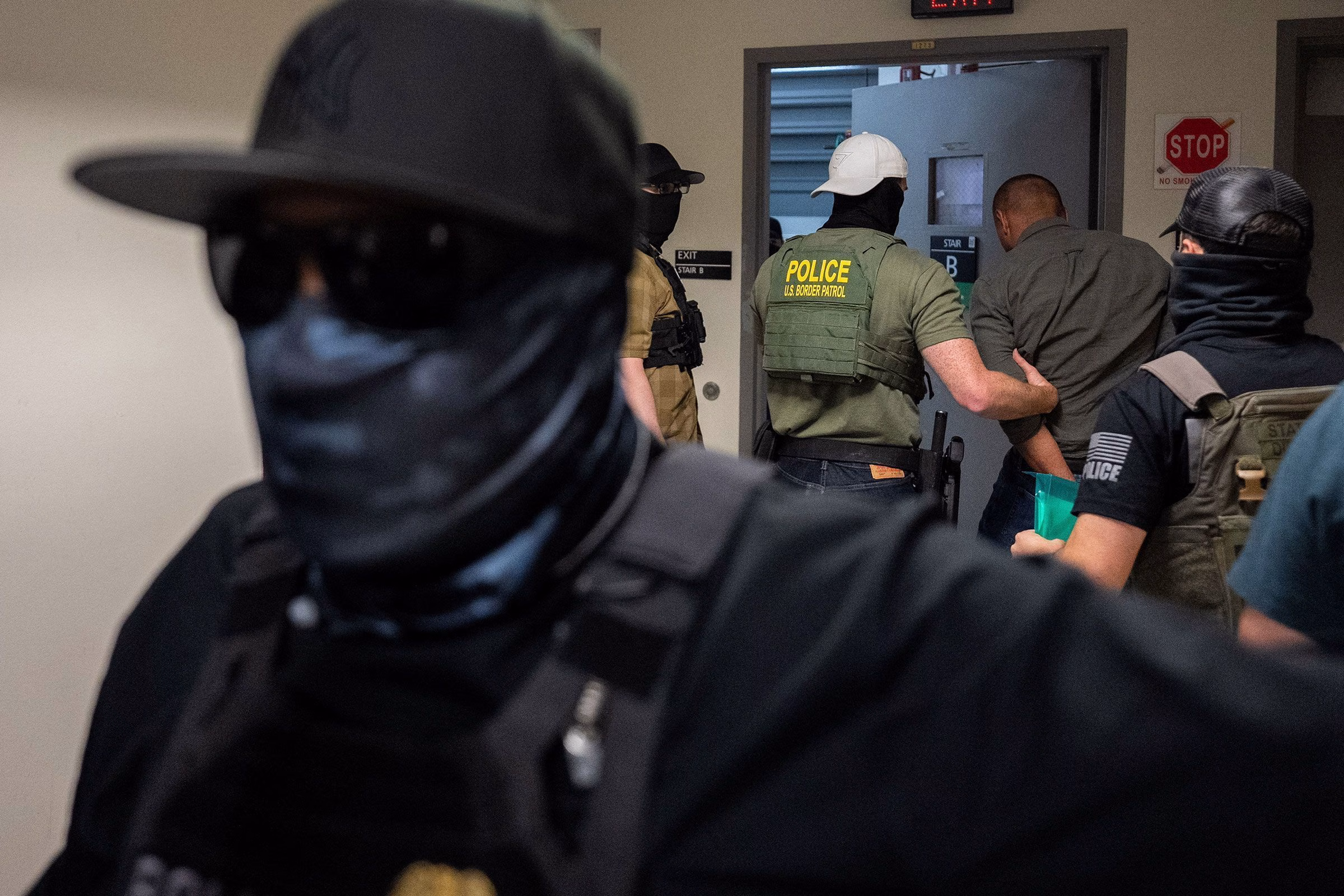 Máscaras e violência marcam novos métodos de agentes de imigração dos EUA