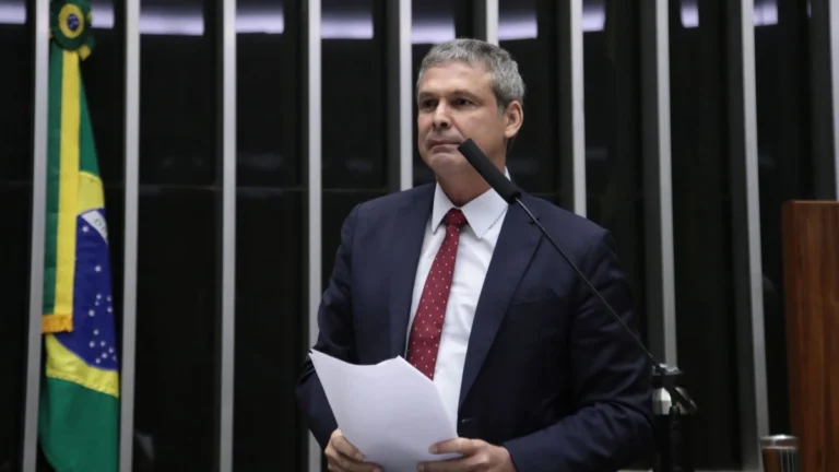 PT recorre ao plenário contra arquivamento de processo contra Eduardo