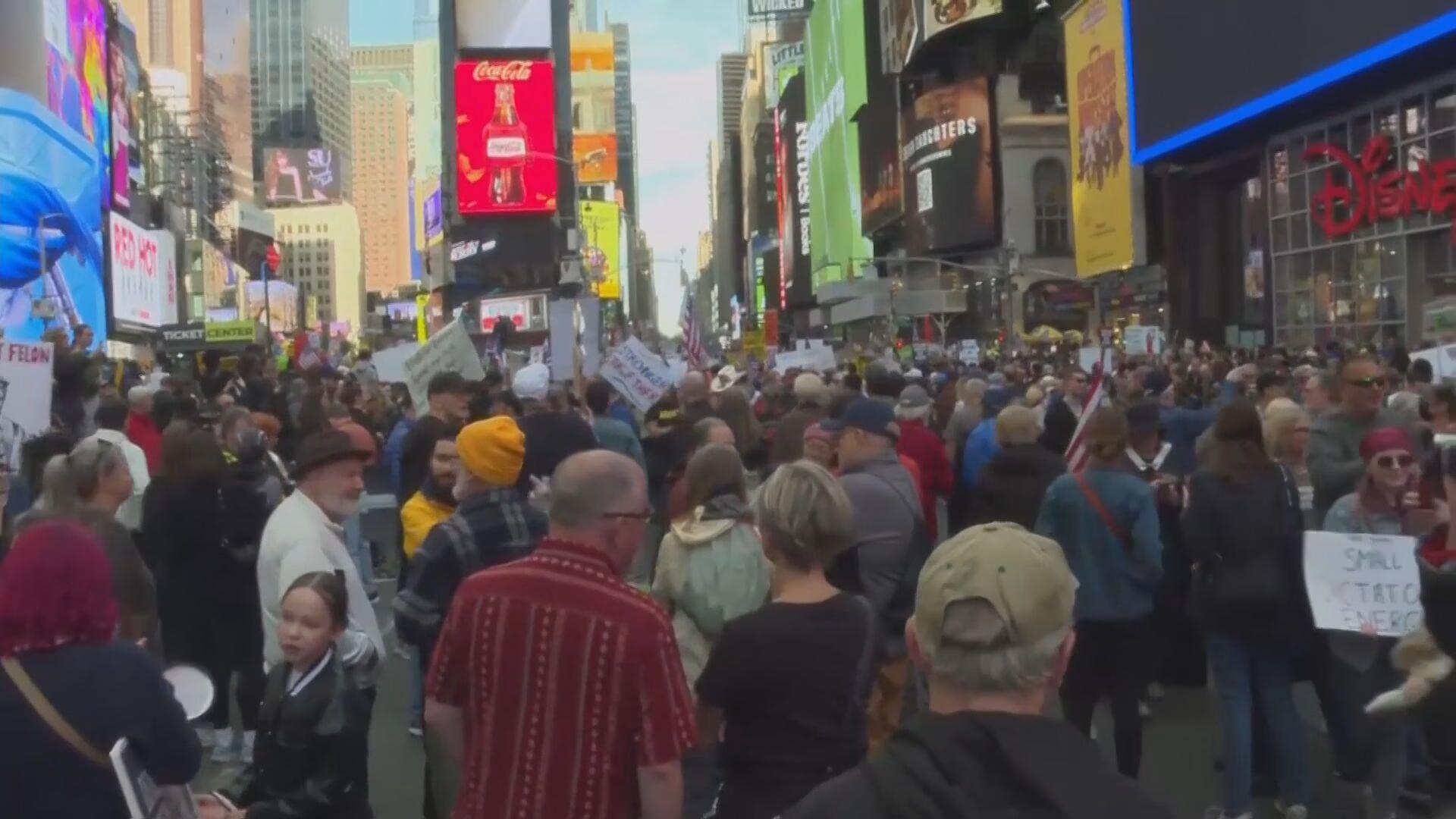 Manifestantes realizam atos contra governo de Donald Trump
