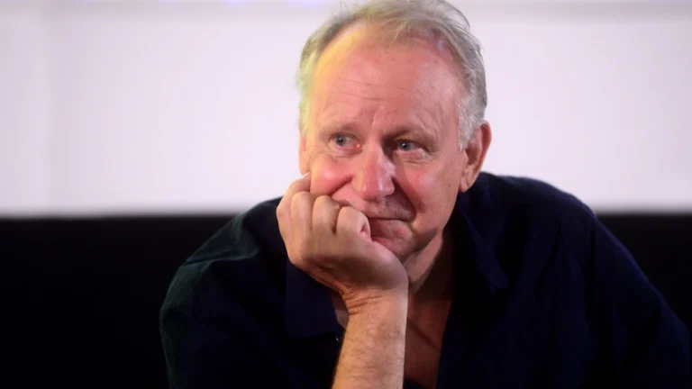 Stellan Skarsgård diz que caçula sofre por ser nepo baby: “Não tem amigos”