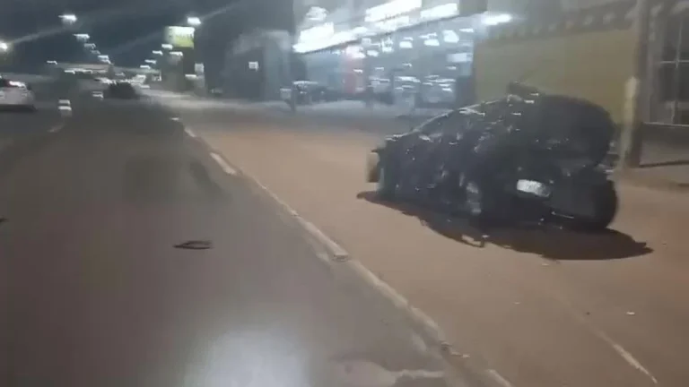 Homem morre e outro é gravemente ferido em acidente entre três carros no RS