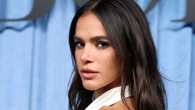 Bruna Marquezine abre álbum de desfile da semana de Paris