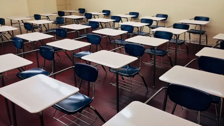 Professor é investigado após ameaçar alunos com arma falsa no Paraná