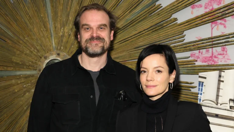 Lily Allen expõe suposto vício em sexo de David Harbour em álbum surpresa