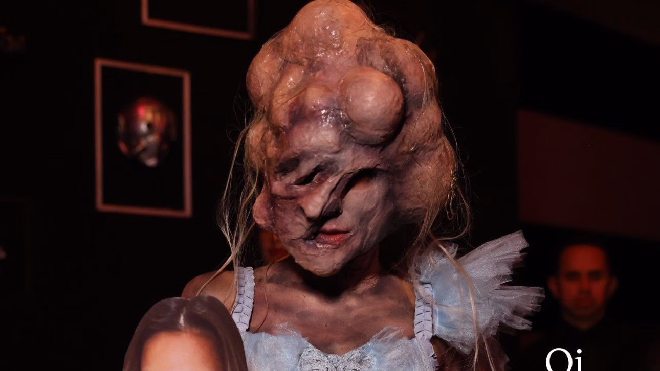 Flávia Vianna mostra dificuldade de maquiagem de Halloween: “Claustrofobia”
