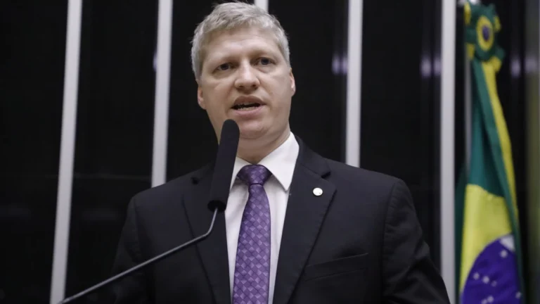 Deputado pede investigação de delegados da PF após caso Filipe Martins