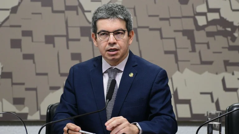 Retirada do IOF da pauta foi sabotagem ao país, diz Randolfe