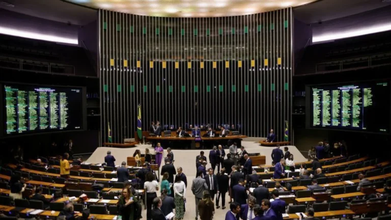 Câmara aprova urgência de texto que cria bancada cristã