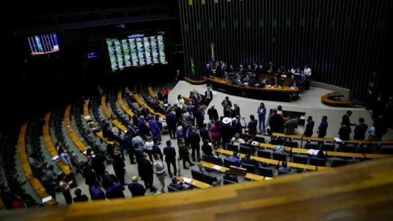 Câmara referenda projeto que limita decisões monocráticas no STF