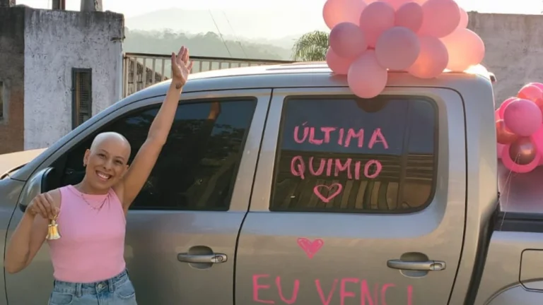 Mulher comemora cura do câncer de mama com buzinaço e vídeo viraliza: ‘Dia mais emocionante da vida’