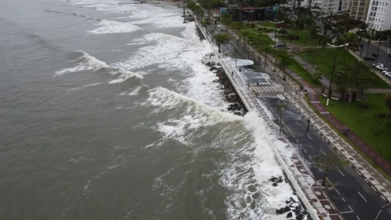 Maré agitada coloca litoral de São Paulo em alerta para grandes ondas