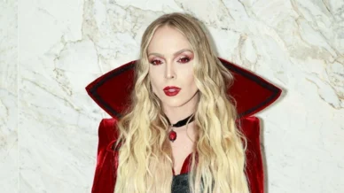 Após término, Tata Estaniecki marca presença em festa de Halloween