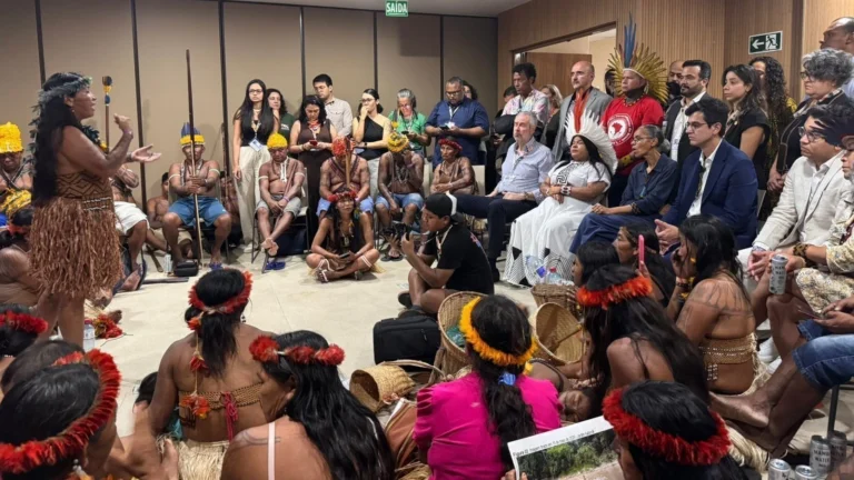 Indígenas se reúnem com ministras e presidente da COP30 após manifestação