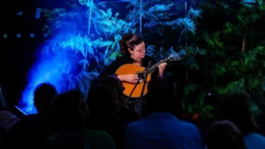 Carioca se destaca por ser a única brasileira a tocar guitarra portuguesa em Portugal
