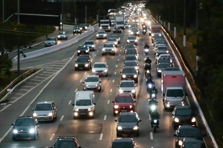 Feriado prolongado deve movimentar milhões nas estradas e aeroportos