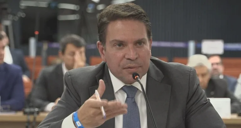 De atestado nos EUA, Ramagem continua ativo em votações e nas redes sociais