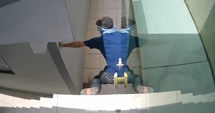Vídeo: homem invade residência em tentativa de roubo e esfaqueia morador