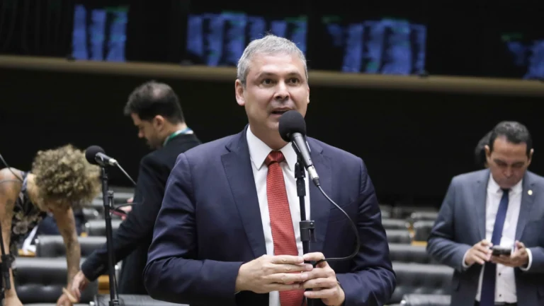 Líder do PT culpa Hugo Motta por crise de confiança entre Câmara e governo