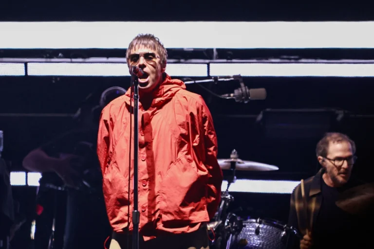 Oasis homenageia Gary “Mani” Mounfield em show em SP dias após sua morte