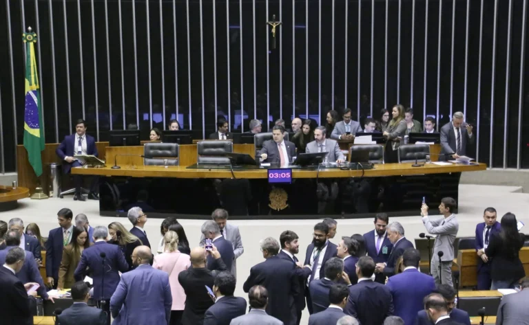 Congresso derruba vetos do licenciamento e retoma licença autodeclaratória