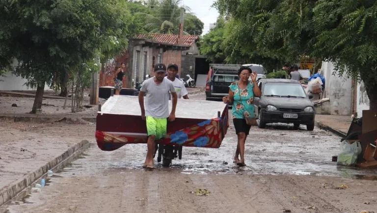 Fortes chuvas deixam moradores ilhados e ruas alagadas no interior da Bahia