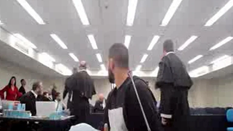 Vídeo: Defesa e MP trocam ofensas durante júri sobre morte de Leandro Lo