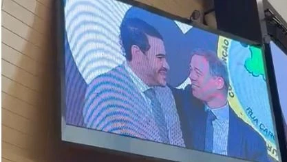 Messias e Mendonça se abraçam durante culto em SP; veja vídeo