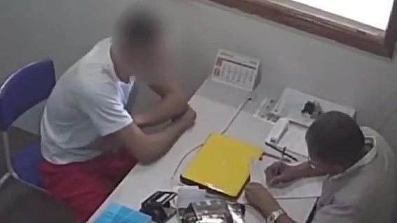 Vídeo mostra diretor de escola ajudando presos com drogas e celulares no AP