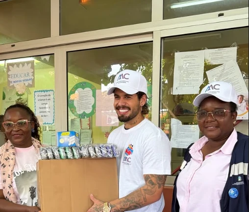 Zé Felipe visita escola na Angola e faz doação aos alunos da instituição