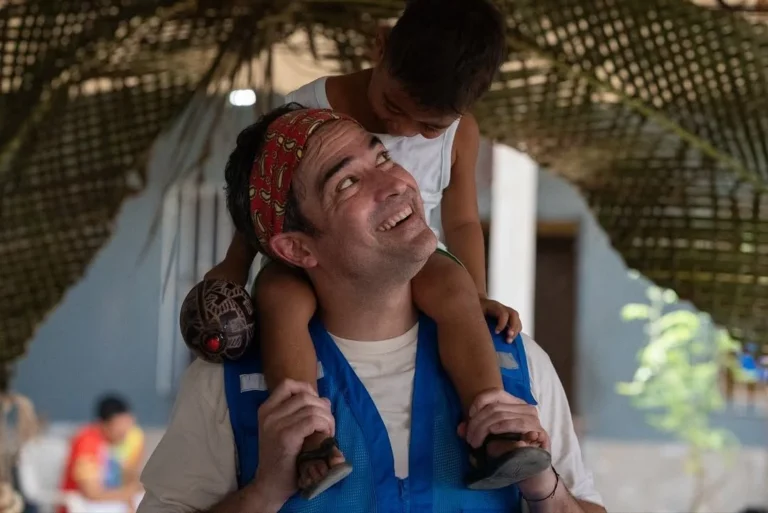 Ex-“Rebelde” Alfonso Herrera participa da COP30 em defesa de refugiados