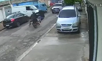 Motorista atropela bandido armado, dá a ré para atropelar de novo e foge