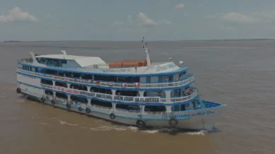 Caravana latino-amazônica chega de barco à COP30 em Belém